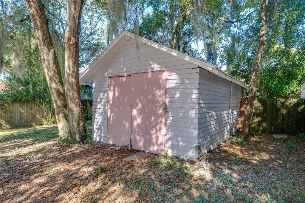 427 East Washington Avenue Eustis, FL 32726 - Photo 34 of 42 a backyard of a house with lots of green space