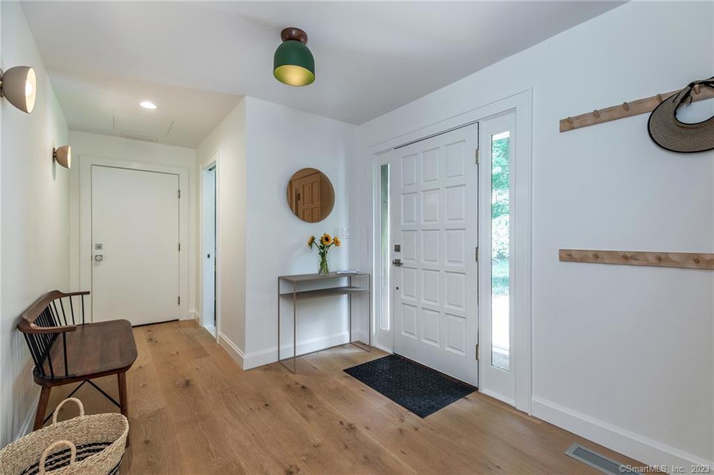 147 Wykeham Road Washington, CT 06793 - Photo 4 of 40 Foyer/Entryway
