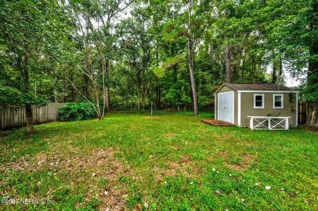 a view of a house with backyard and garden