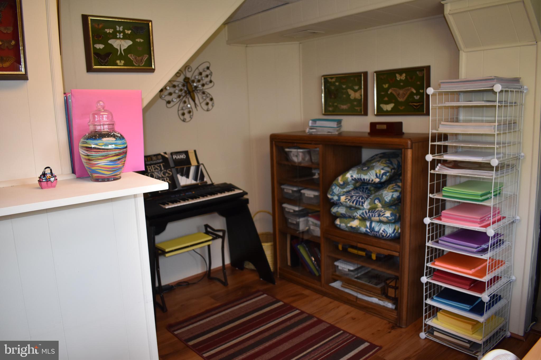 4420 Wynn Road Baltimore, MD 21236 - Photo 33 of 43 a view of a livingroom with furniture and workspace
