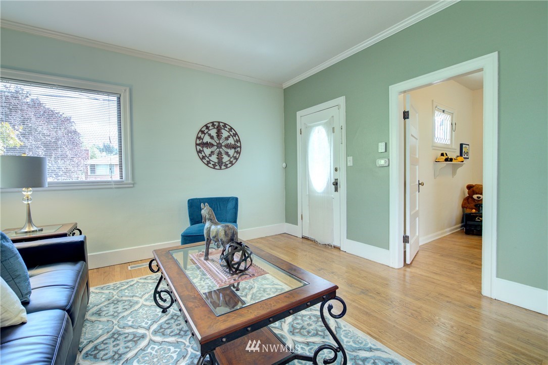 339 Meadow Avenue North Renton, WA 98057 - Photo 3 of 23 Gallery Image 3