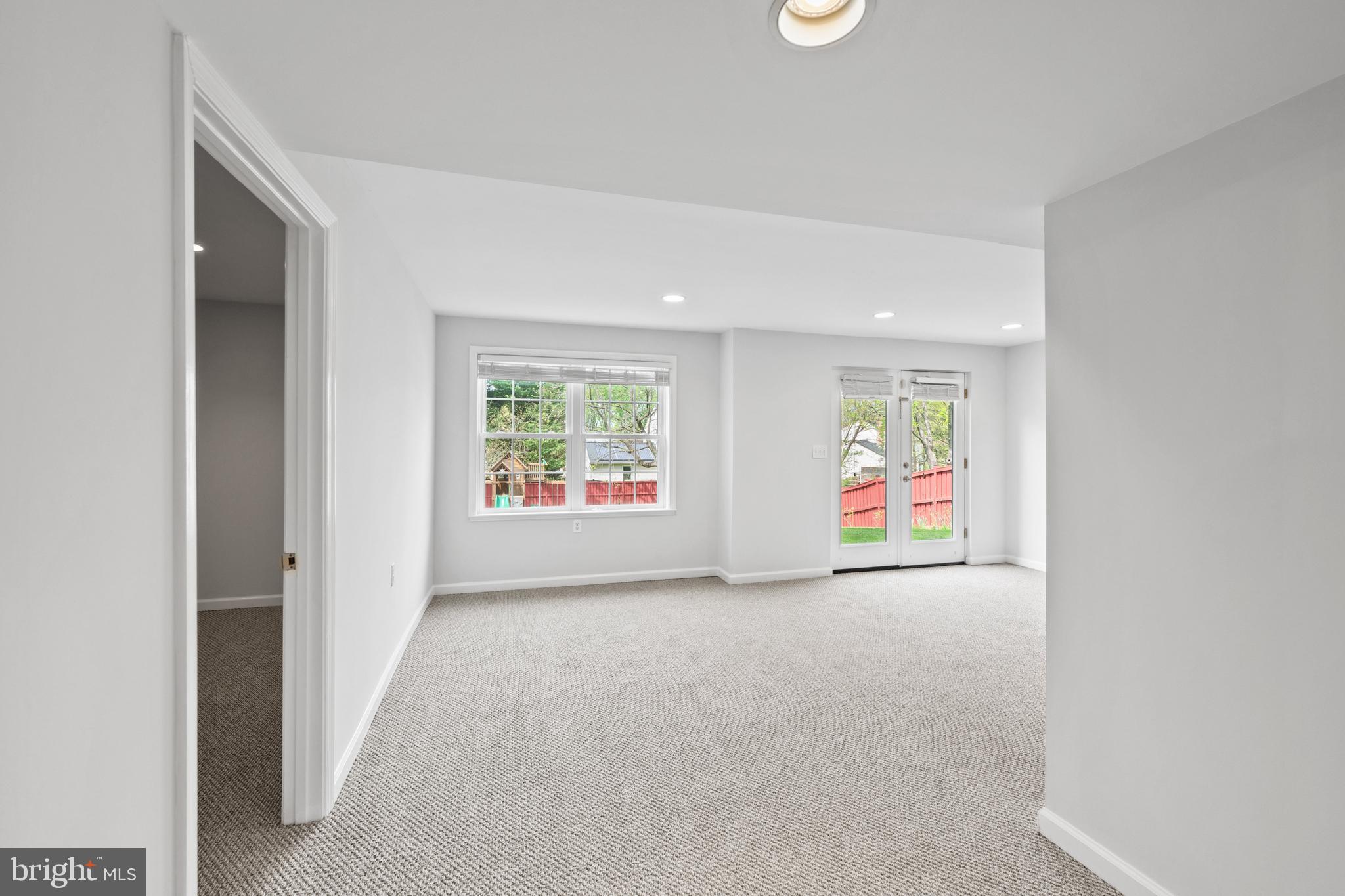 409 Midsummer Drive Gaithersburg, MD 20878 - Photo 34 of 41 an empty room with windows and tub