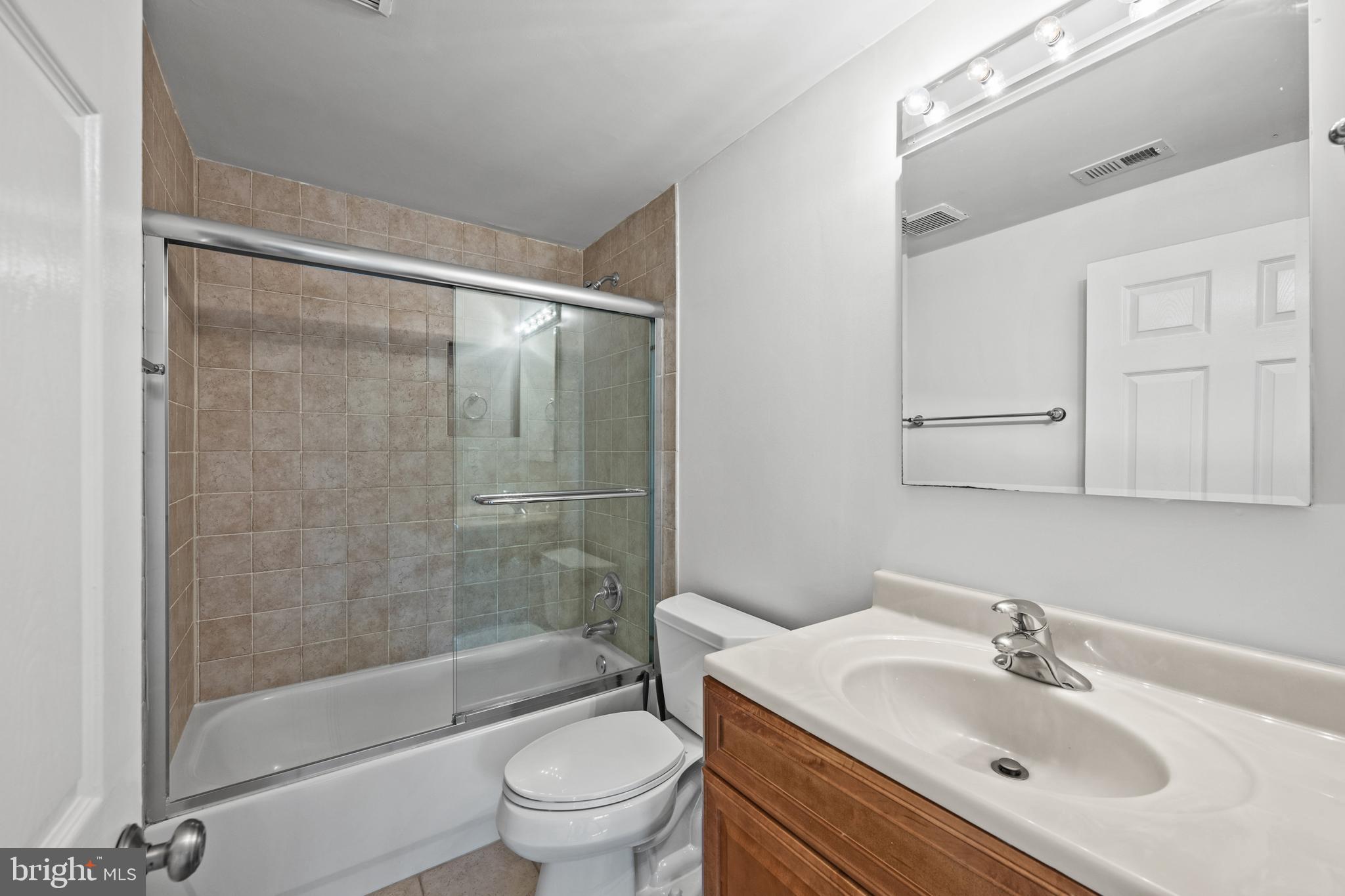 409 Midsummer Drive Gaithersburg, MD 20878 - Photo 36 of 41 a bathroom with a sink mirror toilet and bathtub