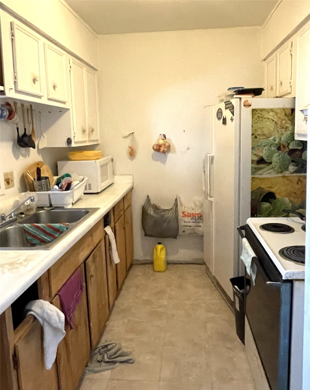 8200 Broadway Street, Unit 806S Houston, TX 77061 - Photo 8 of 10 a kitchen with a sink stove and refrigerator