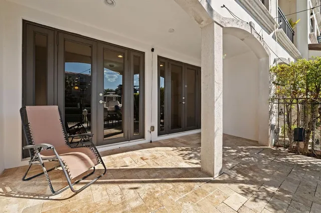 a view of entryway with patio