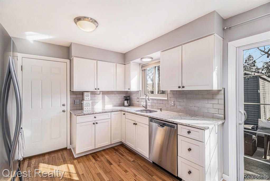 3920 Kent Road Royal Oak, MI 48073 - Photo 7 of 32