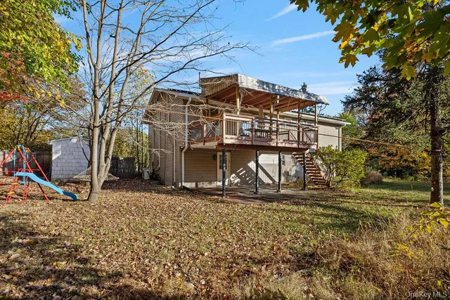 a view of a house with backyard