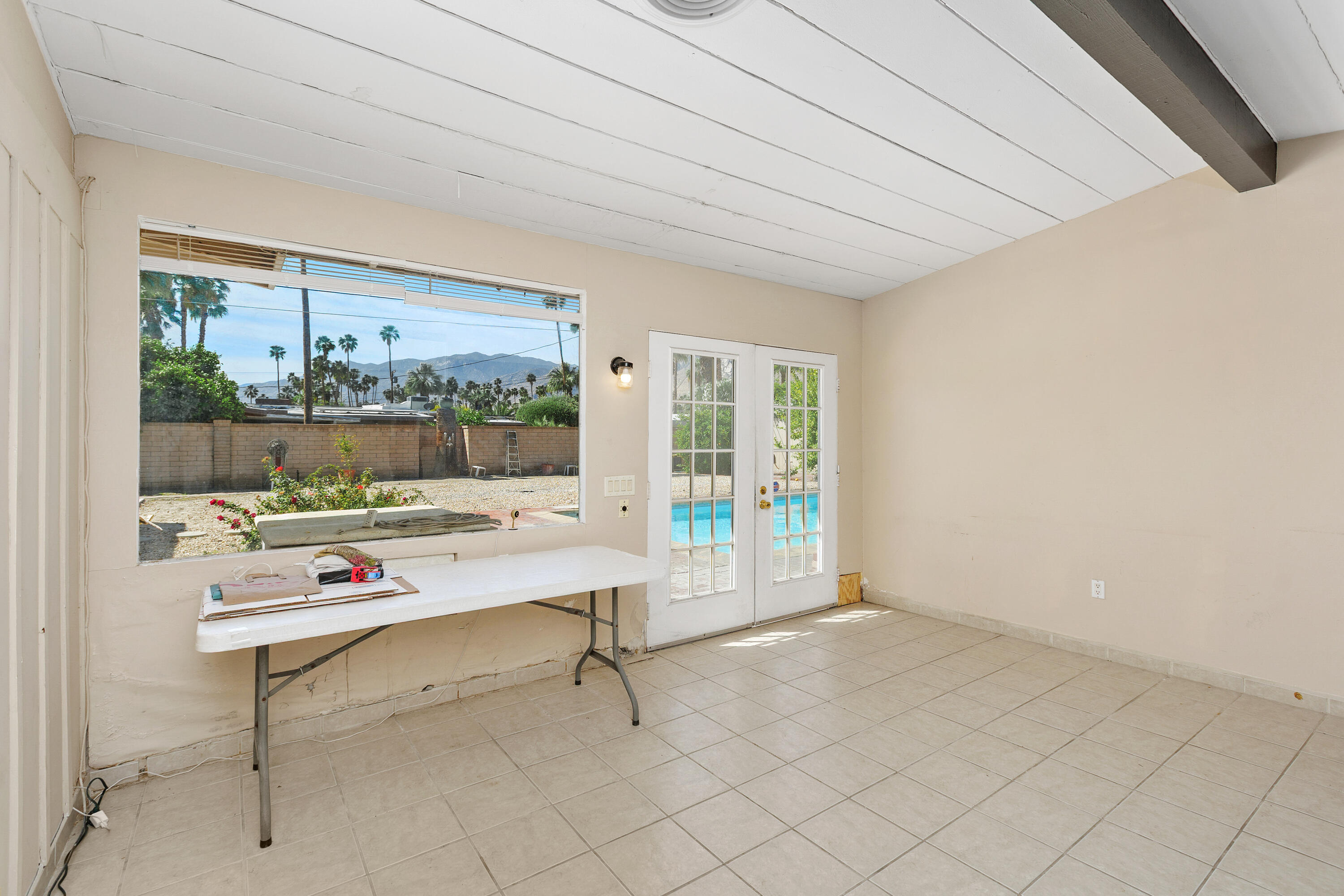 1077 South Riverside Drive Palm Springs, CA 92264 - Photo 11 of 35 a workspace with furniture and a window