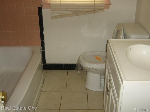 9008 Rutland Street Detroit, MI 48228 - Photo 4 of 8 Bath