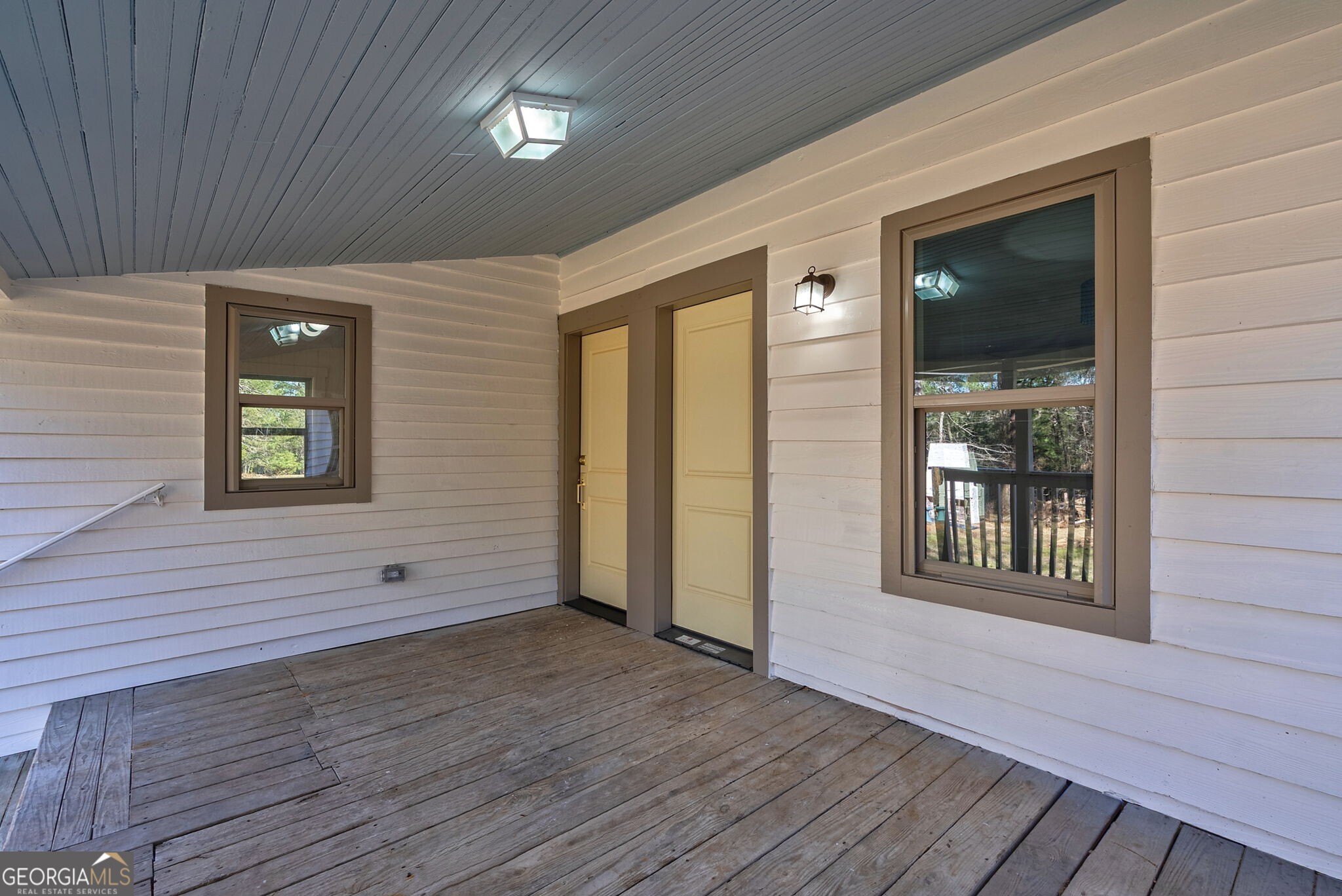 1021 Twins Road Greensboro, GA 30642 - Photo 19 of 32 an empty room with wooden floor and windows