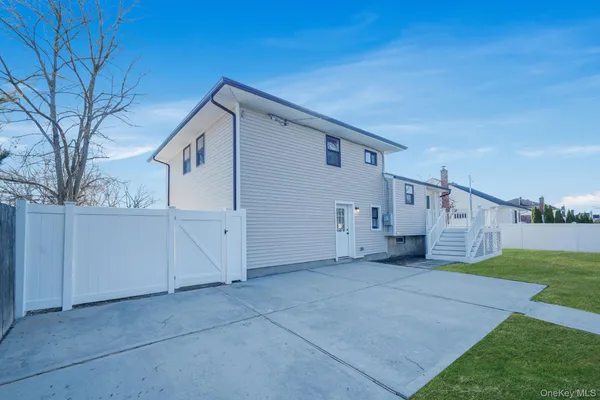 $869,000 | 20 Marilynn Street, East Islip, NY 11730