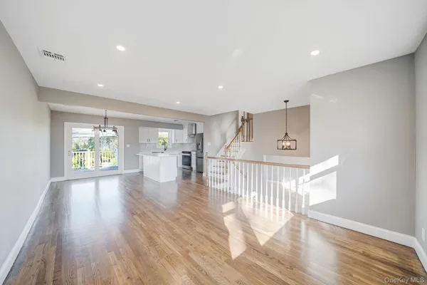 $869,000 | 20 Marilynn Street, East Islip, NY 11730