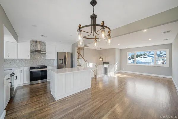 $869,000 | 20 Marilynn Street, East Islip, NY 11730