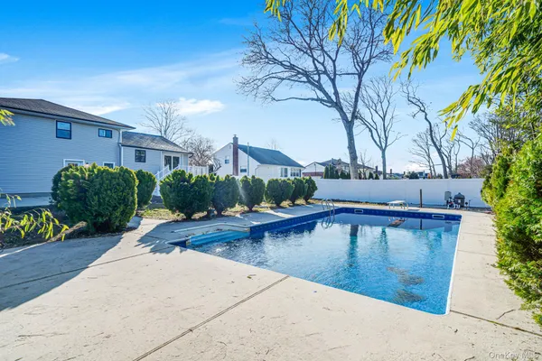 $869,000 | 20 Marilynn Street, East Islip, NY 11730