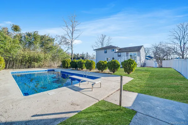 $869,000 | 20 Marilynn Street, East Islip, NY 11730