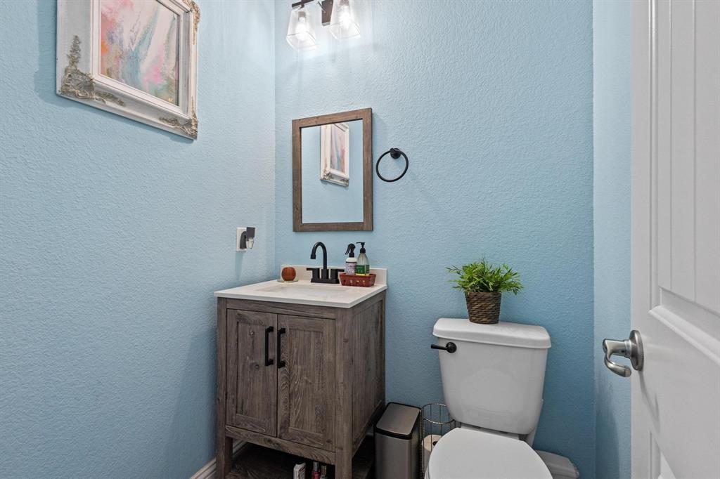 13798 Fernando Road Frisco, TX 75035 - Photo 14 of 39 a bathroom with a toilet a sink and mirror