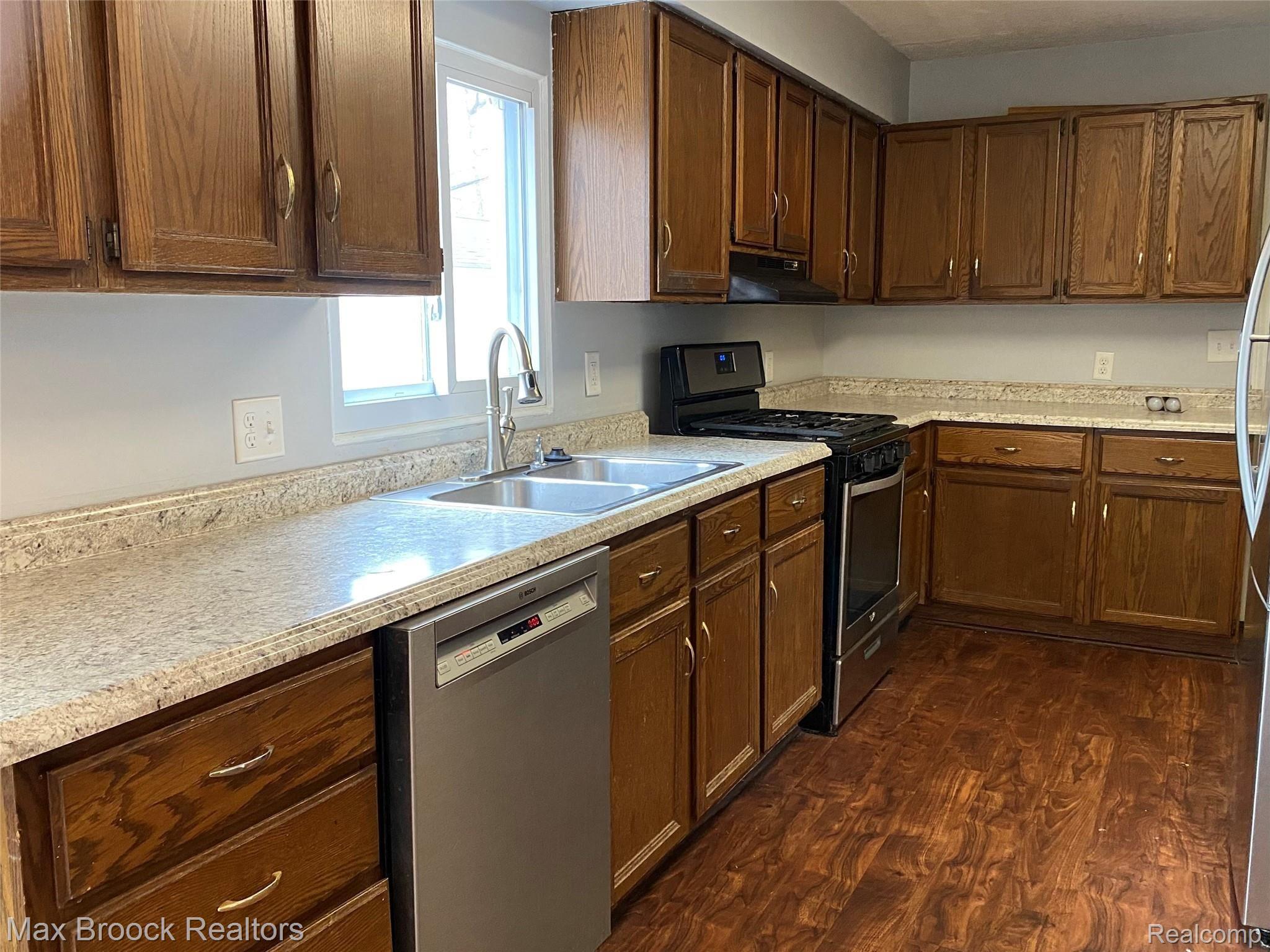 2495 Frankson Avenue Rochester, MI 48307 - Photo 11 of 22 IMG_7281.jpg