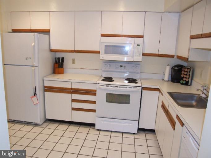 2903 Fallstaff Road, Unit 601 Baltimore, MD 21209 - Photo 4 of 9 Kitchen