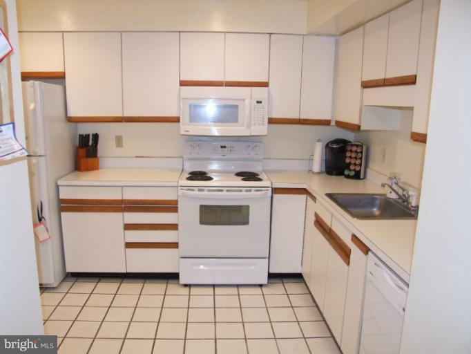 2903 Fallstaff Road, Unit 601 Baltimore, MD 21209 - Photo 5 of 9 Kitchen