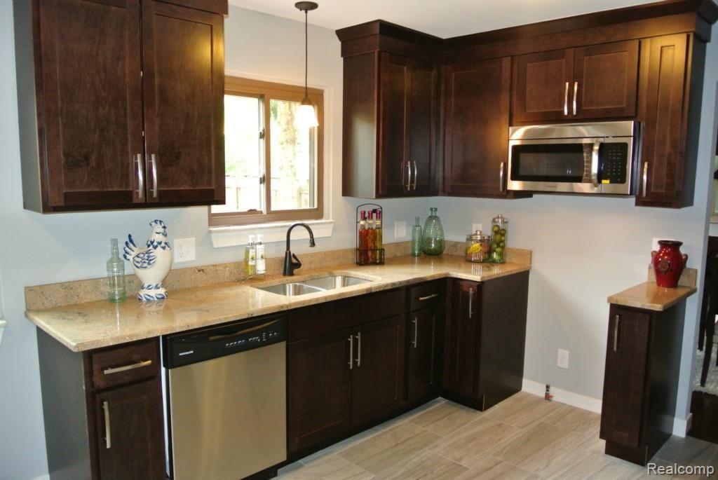 39709 Coronation Road Canton, MI 48188 - Photo 2 of 33 DSC_3287.jpg