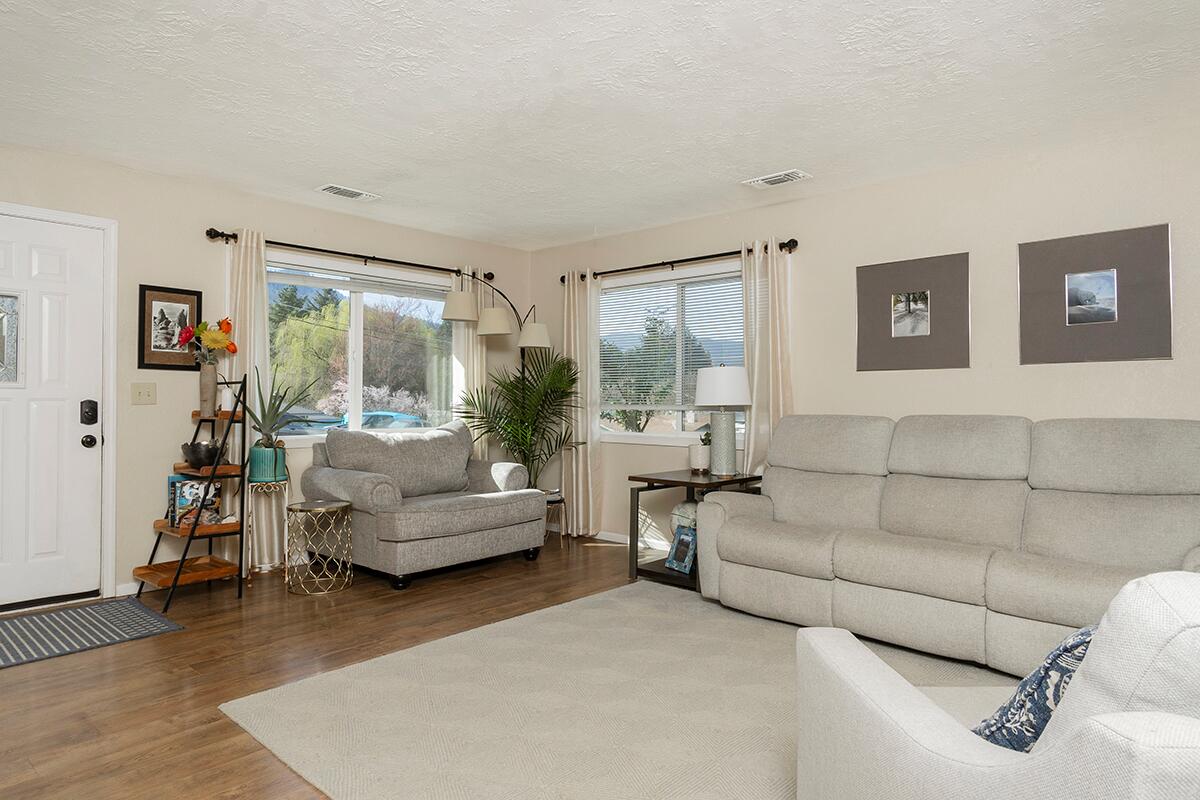 114 Short Street Rogue River, OR 97537 - Photo 6 of 36 114 Short St living room