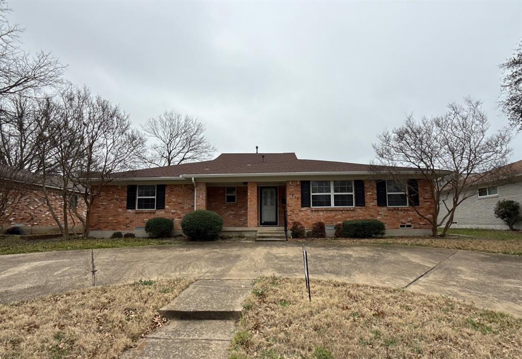 a view of a house with backyard
