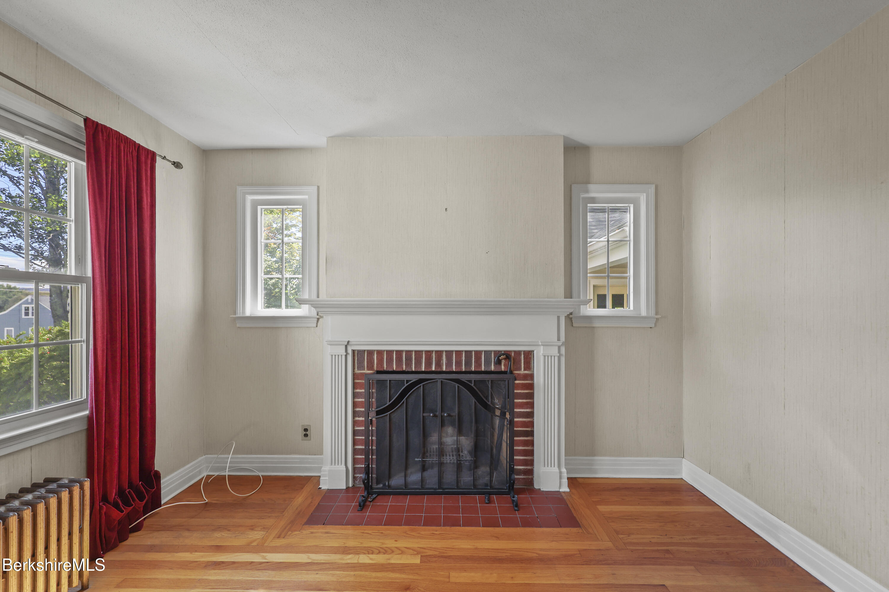 153 Ridgeway Avenue Pittsfield, MA 01201 - Photo 10 of 40 50 Living Room