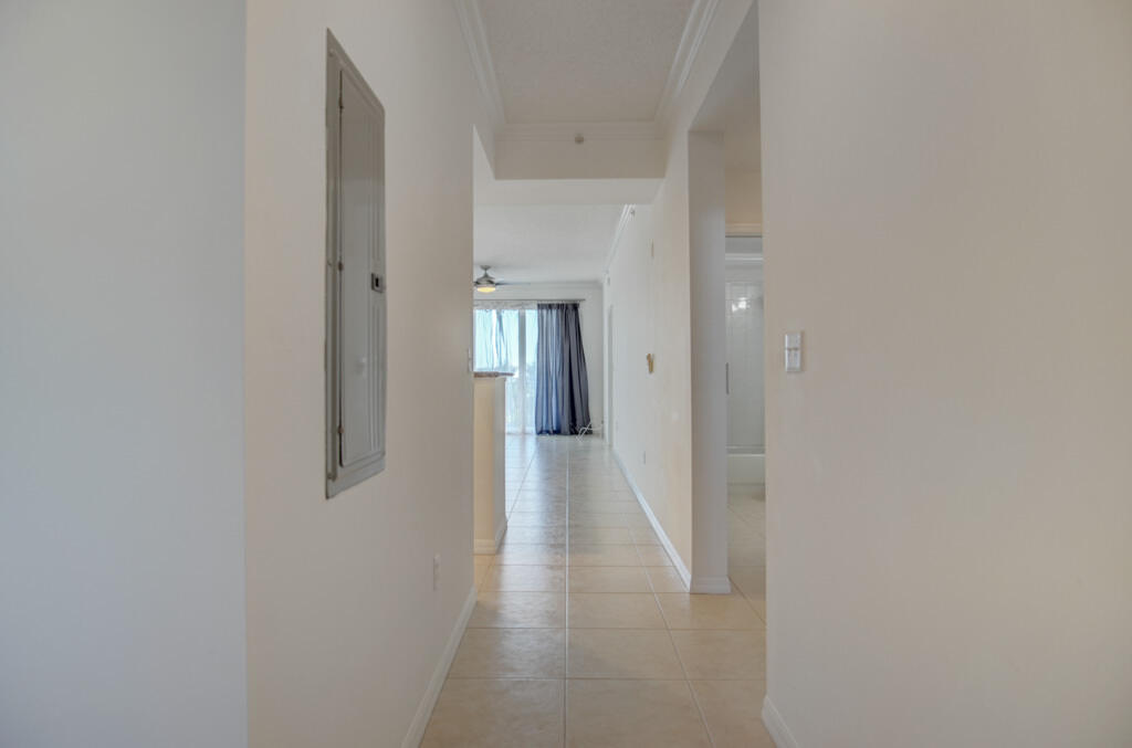 26 Royal Palm Way, Unit 503 Boca Raton, FL 33432 - Photo 16 of 30 7-1hallway