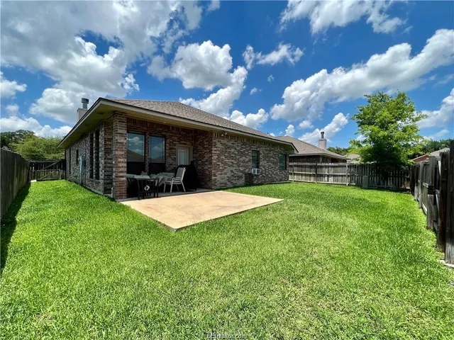 a view of a house with backyard and porch