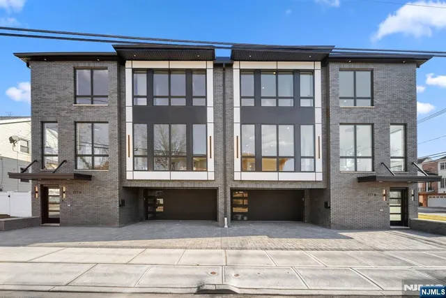 a view of entryway with a front door