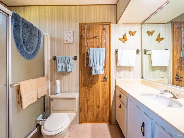 a view of a yard with an tree