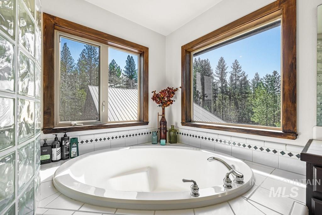 30 Redtail Lane McCall, ID 83638 - Photo 36 of 50 Full bath featuring a garden tub