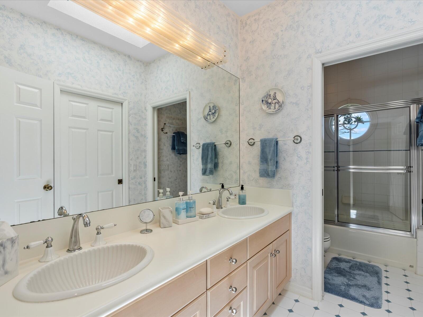 35 Tradewinds Circle Tequesta, FL 33469 - Photo 23 of 40 23 - Bathroom 2
