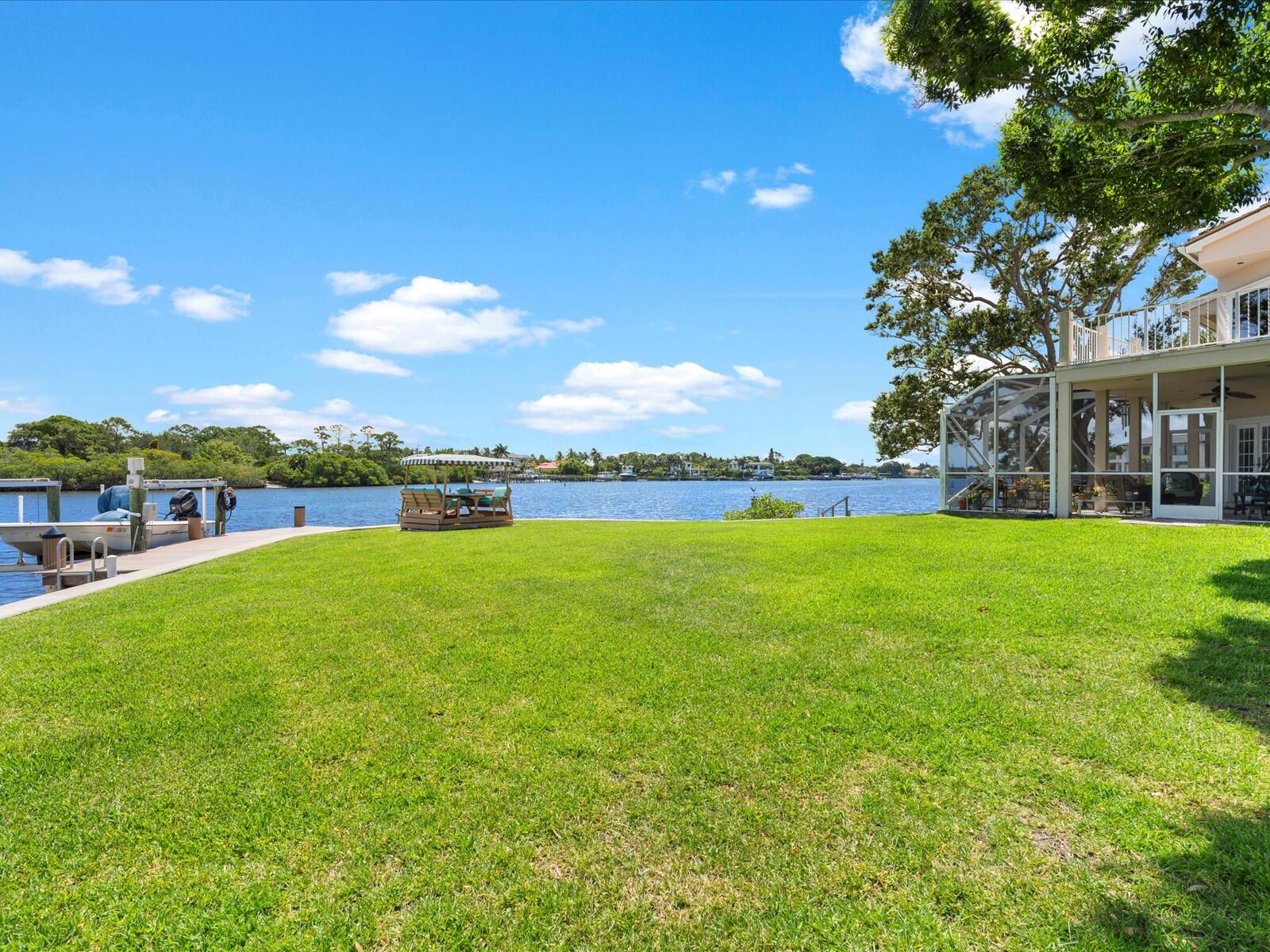 35 Tradewinds Circle Tequesta, FL 33469 - Photo 33 of 40 33 -Exterior Back