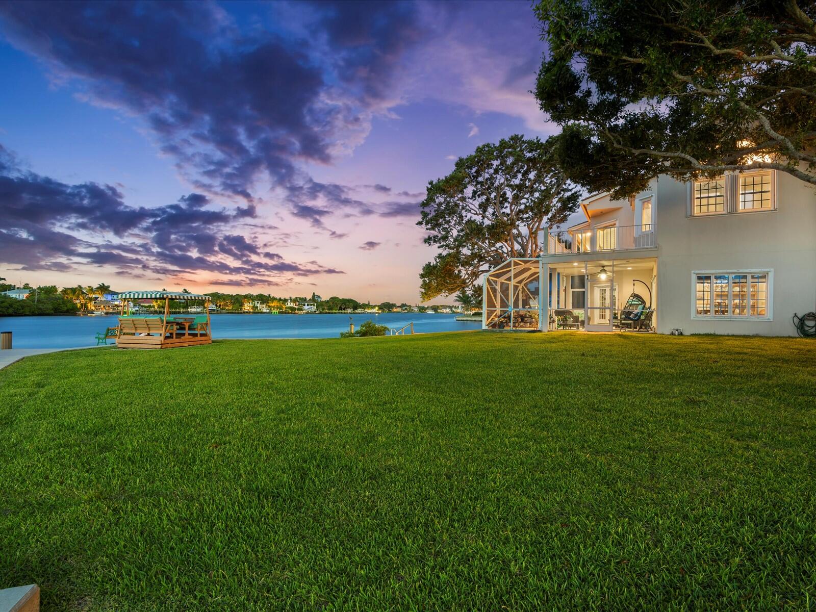 35 Tradewinds Circle Tequesta, FL 33469 - Photo 7 of 40 7 - Twilight from Backyard