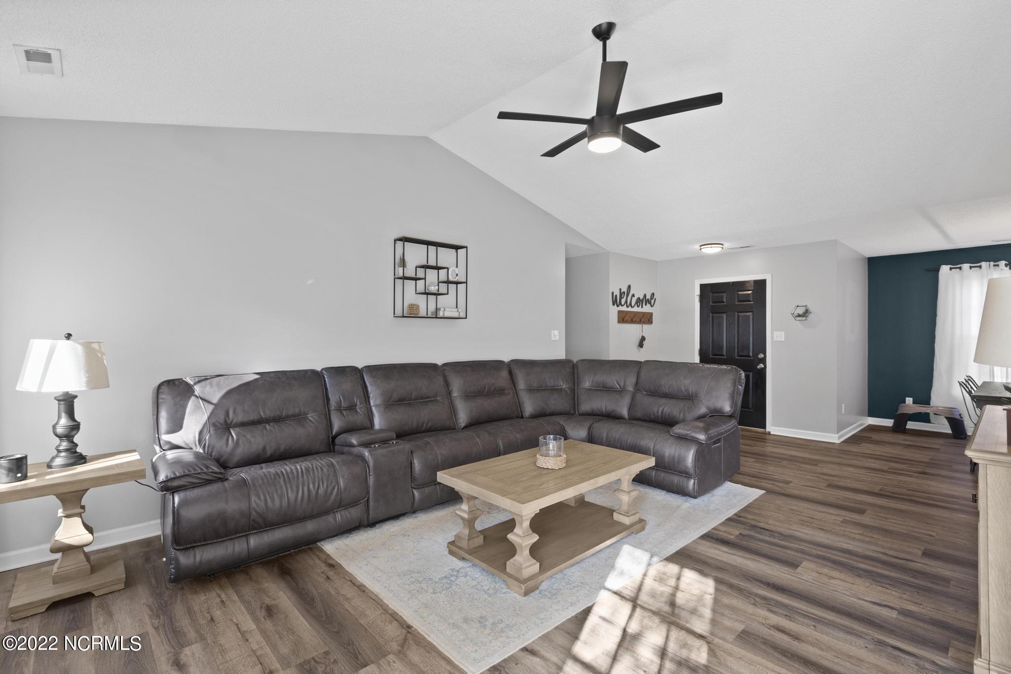 322 Spring Drive Jacksonville, NC 28540 - Photo 4 of 23 Living Room