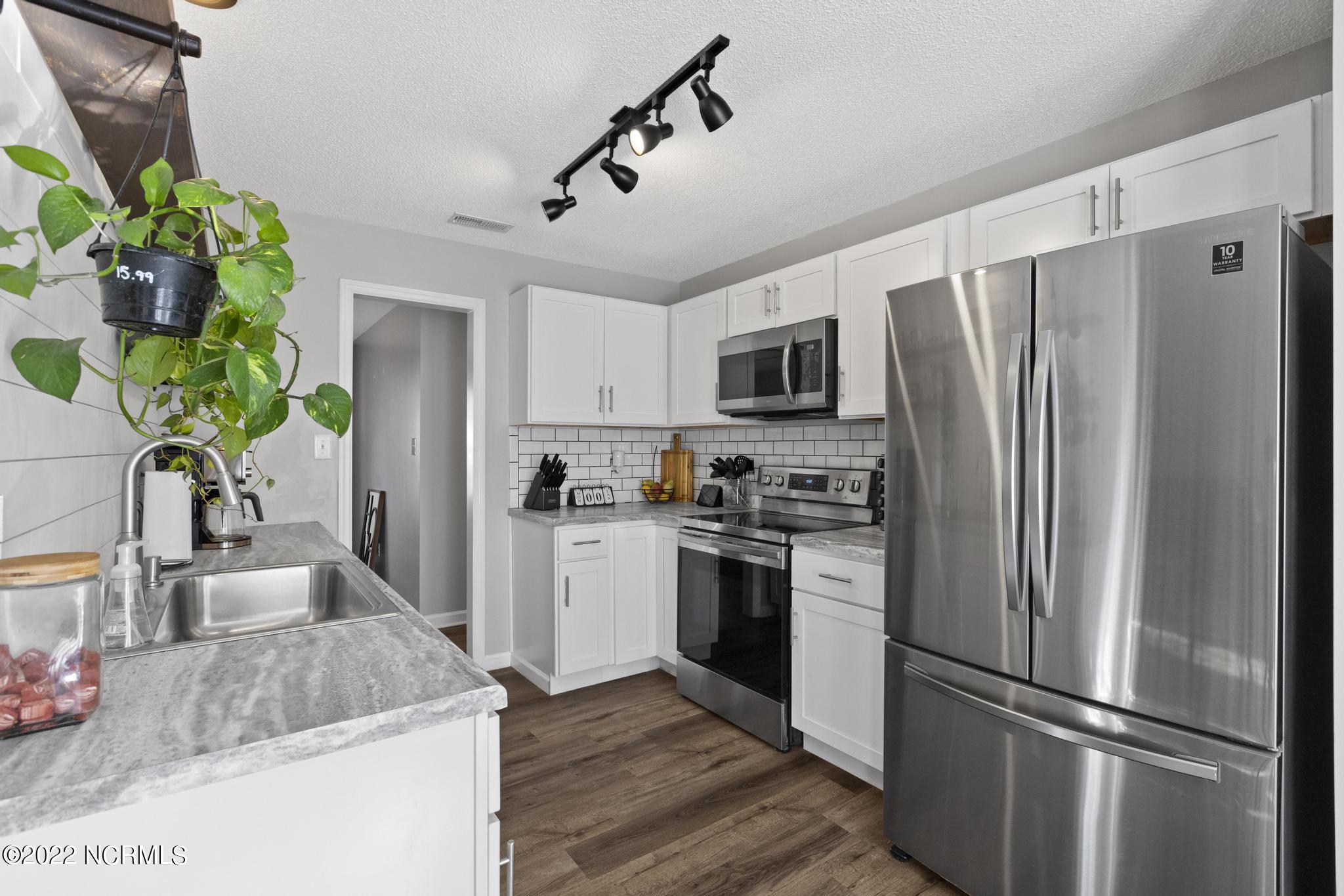 322 Spring Drive Jacksonville, NC 28540 - Photo 7 of 23 Kitchen