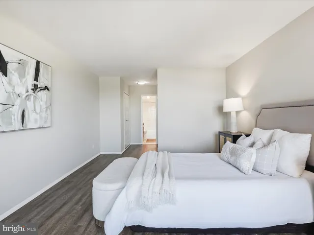 $425,000 | 1800 Old Meadow Road, Unit 1017, McLean, VA 22102