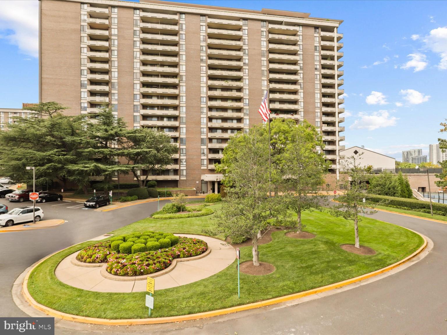 1800 Old Meadow Road, Unit 1017 McLean, VA 22102 - Photo 22 of 31 a view of a swimming pool with a chair and a dining room