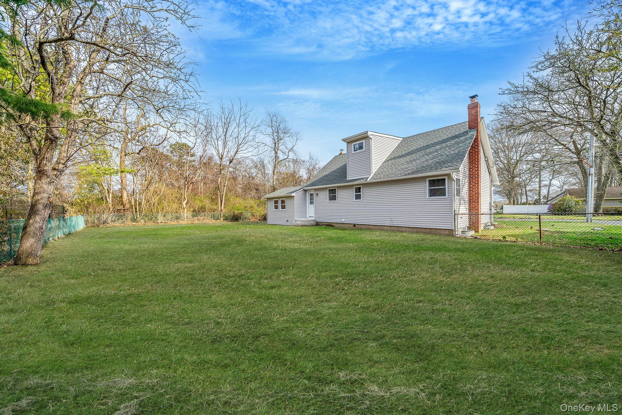 33 Harts Road East Moriches, NY 11940 - Photo 4 of 27