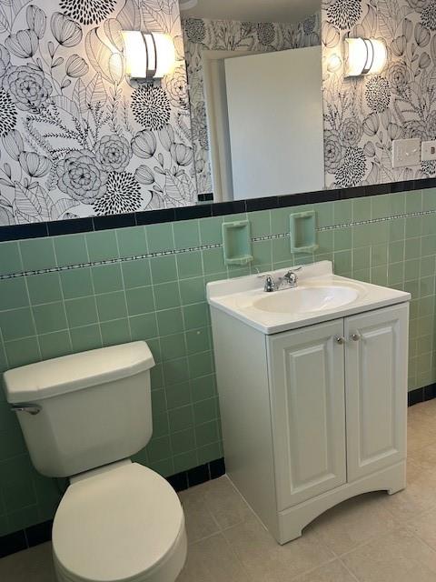 421 Robbins Station Road Irwin, PA 15642 - Photo 17 of 33 a bathroom with a toilet sink and mirror