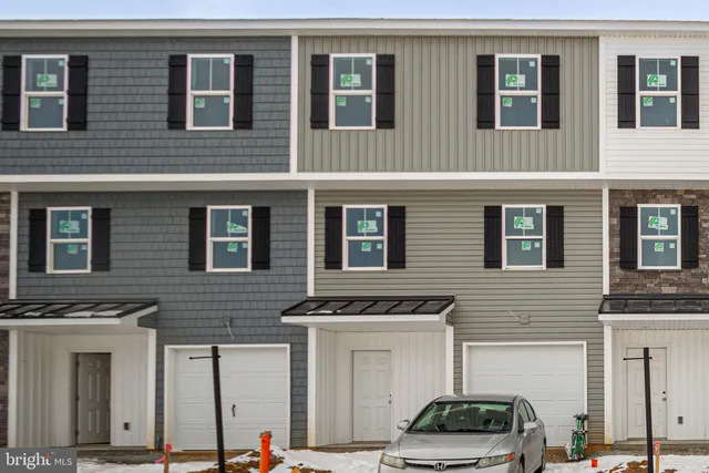 $259,500 | 4 Landing Place, Unit 4, York, PA 17408