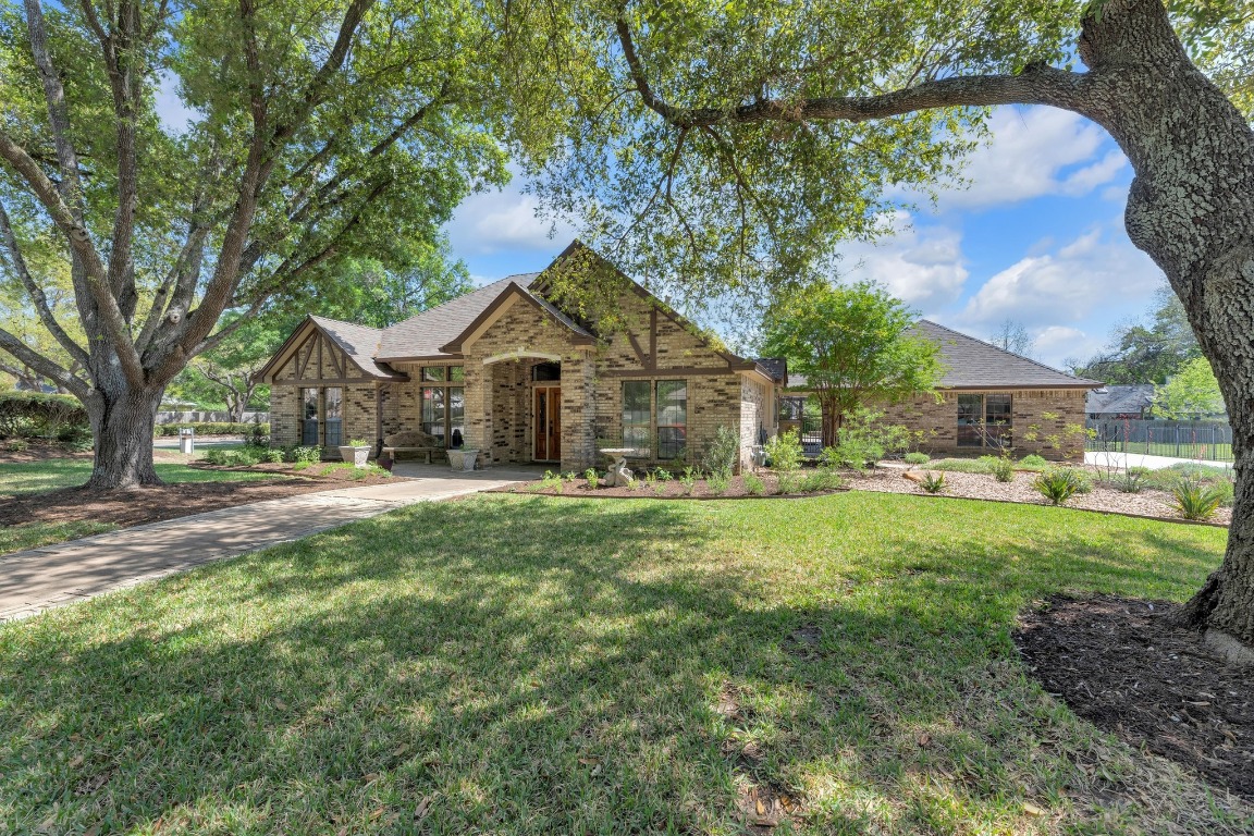 2 Meandering Way Round Rock, TX 78664 - Photo 2 of 39 a front view of a house with garden