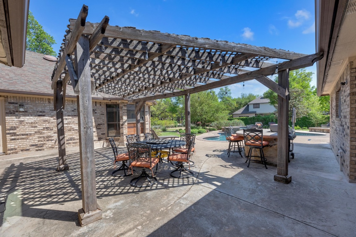 2 Meandering Way Round Rock, TX 78664 - Photo 33 of 39 a view of a patio with table and chairs and potted plants