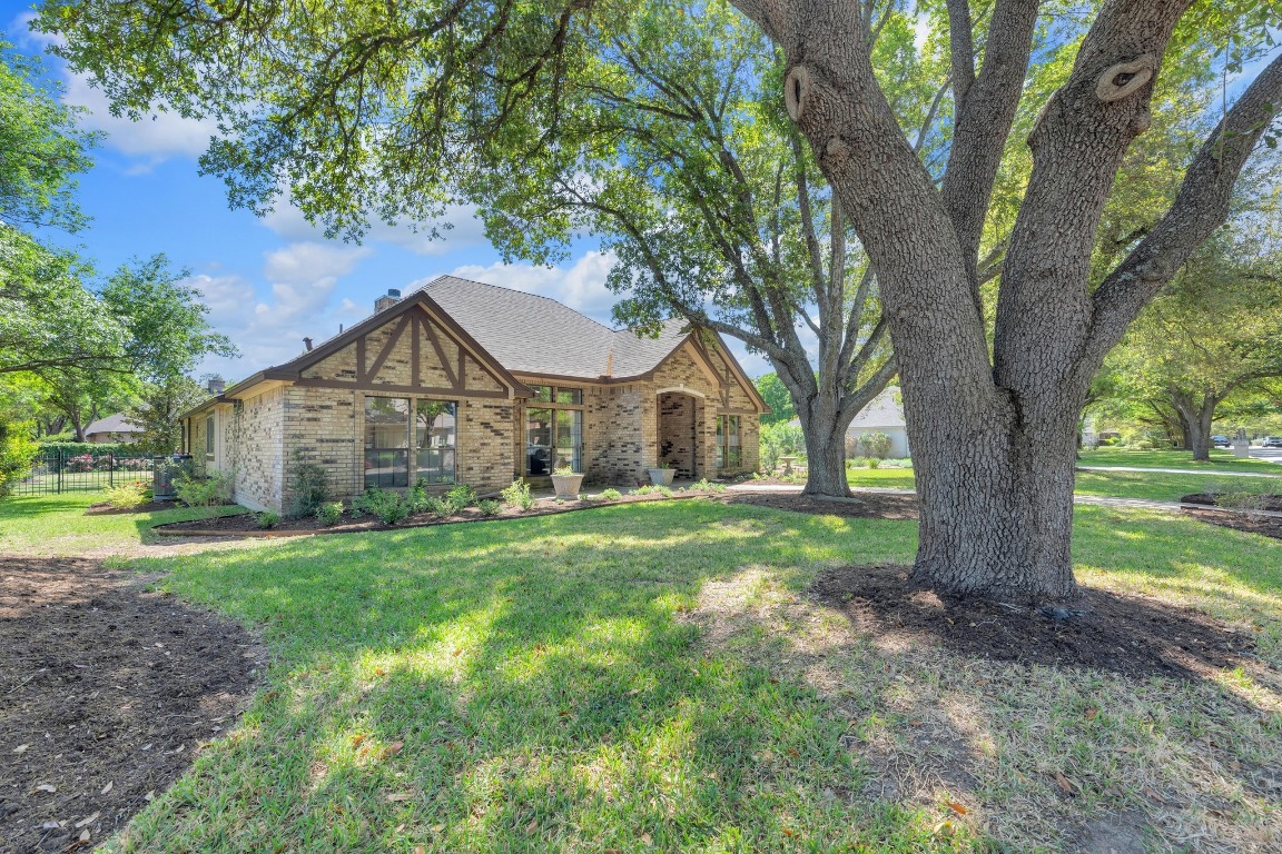 2 Meandering Way Round Rock, TX 78664 - Photo 4 of 39 a front view of a house with garden