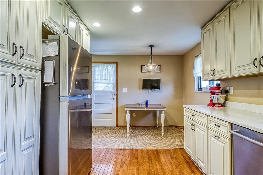214 Lytton Road Coraopolis, PA 15108 - Photo 6 of 24 Gallery Image 6