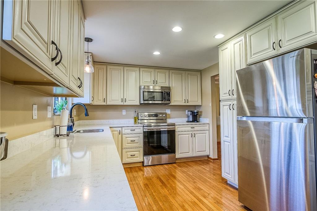 214 Lytton Road Coraopolis, PA 15108 - Photo 8 of 24 Gallery Image 8