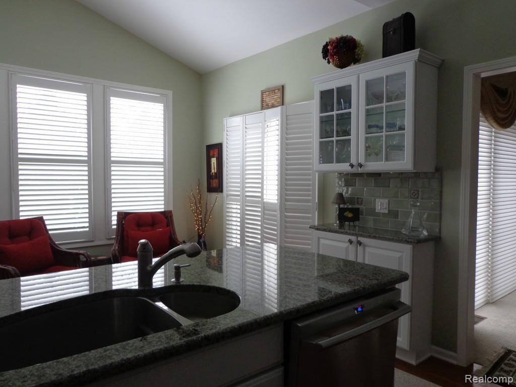 1346 Copper Circle, Unit 22 Rochester, MI 48306 - Photo 10 of 26 Kitchen.