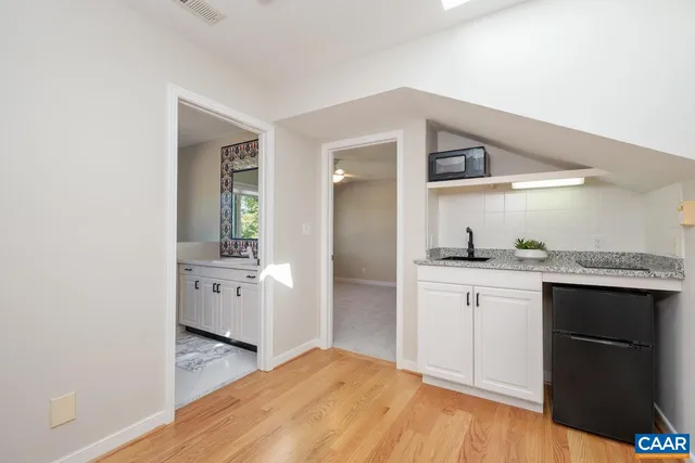 a view of yard with green space