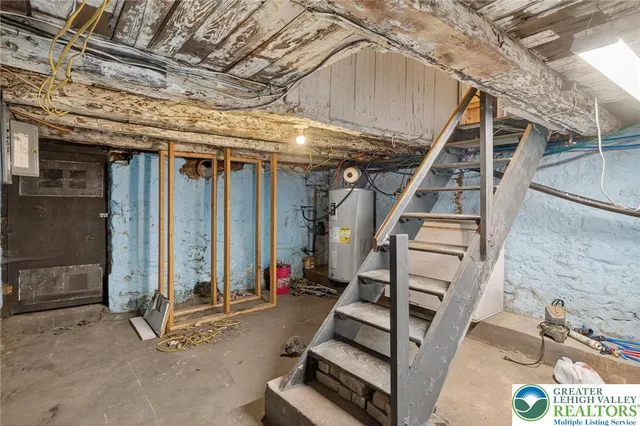 a view of entryway with a front door